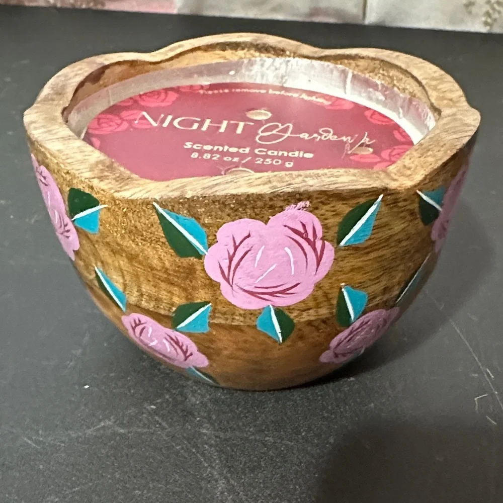 Night Gardenia scented candle with wooden floral base
